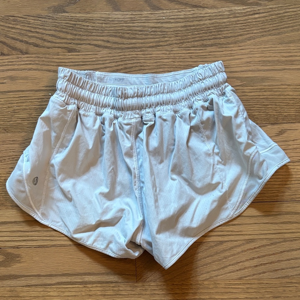 Lululemon White Low Rise Hottie Hot Shorts- Size 2, 2.5 Inseam